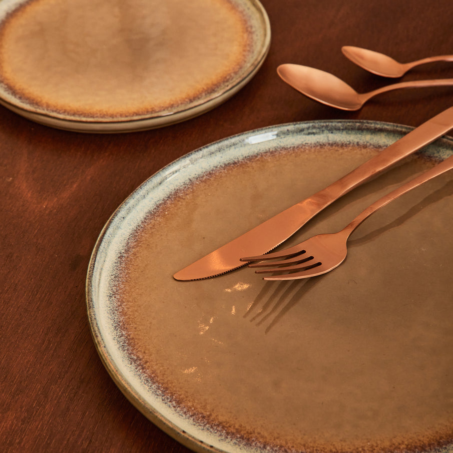 Assiette en grés et couverts couleur cuivrée