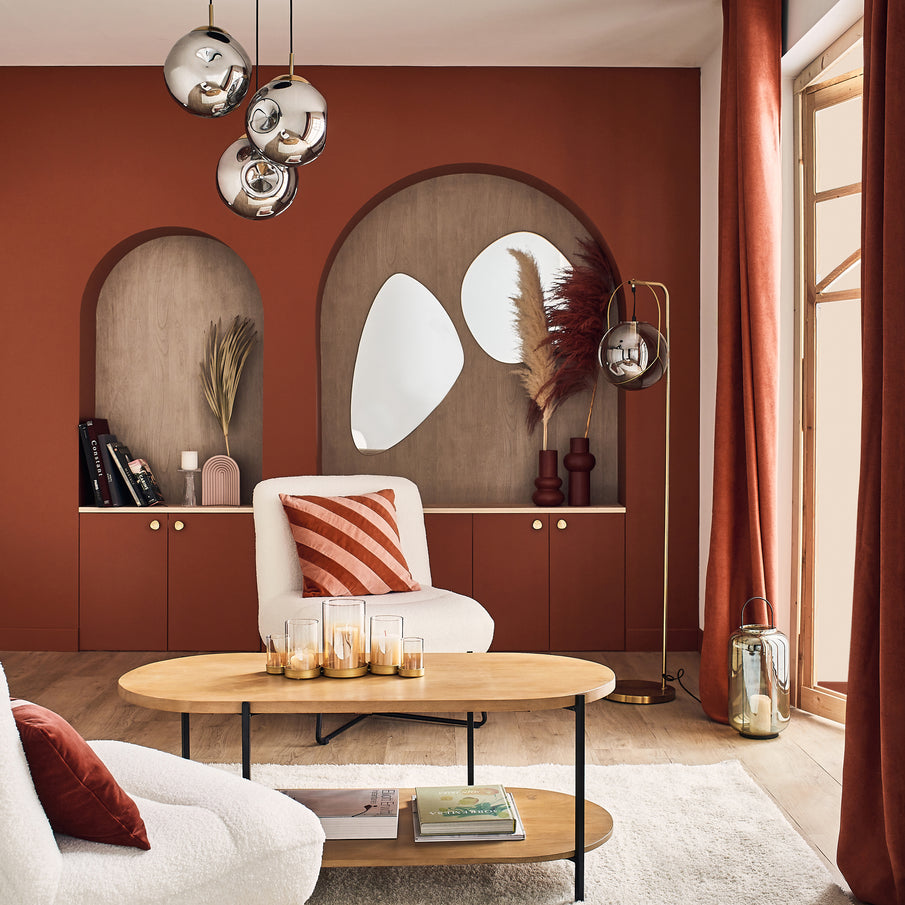 Miroirs asymétrique dans un salon chic couleur terracotta et chrome