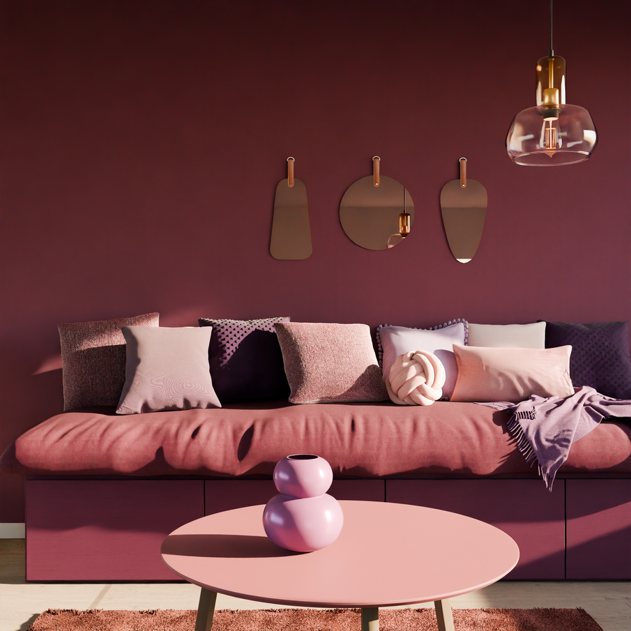 Salon dans les tons violets violet, prune et rose : banquette et coussins , table basse et suspension