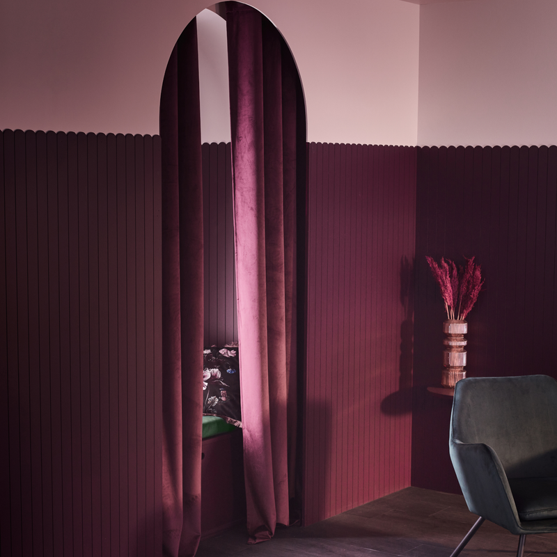 Peindre les murs de son salon en violet lie de vin