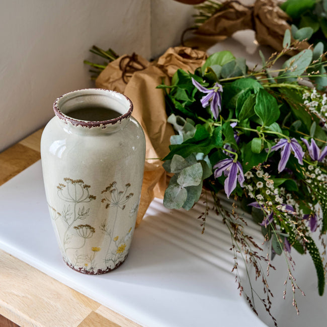 Vase haut blanc crème aux motifs floraux