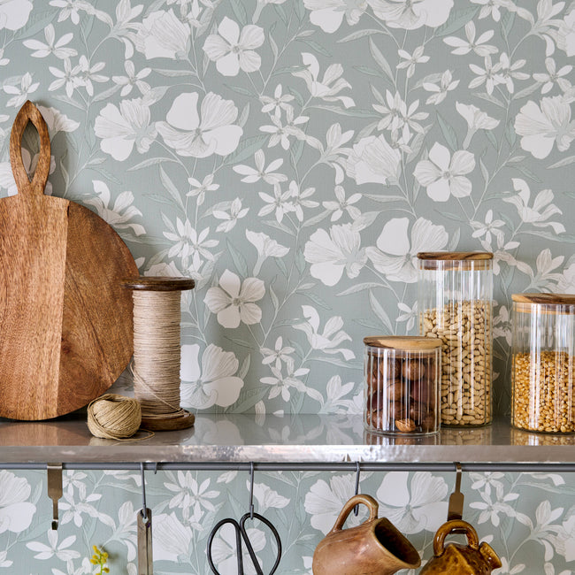 Motif de papier peint vert de gris aux fleurs blanches dans une cuisine