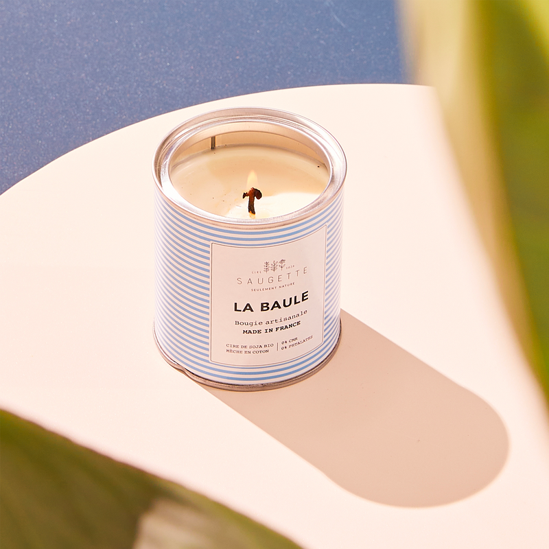 Bougie parfumée au look maritime posée sur une table