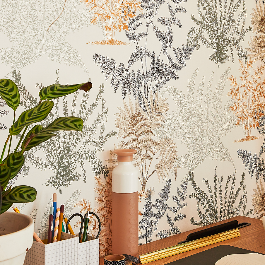 Papier peint blanc à motif de plantes avec un bureau 