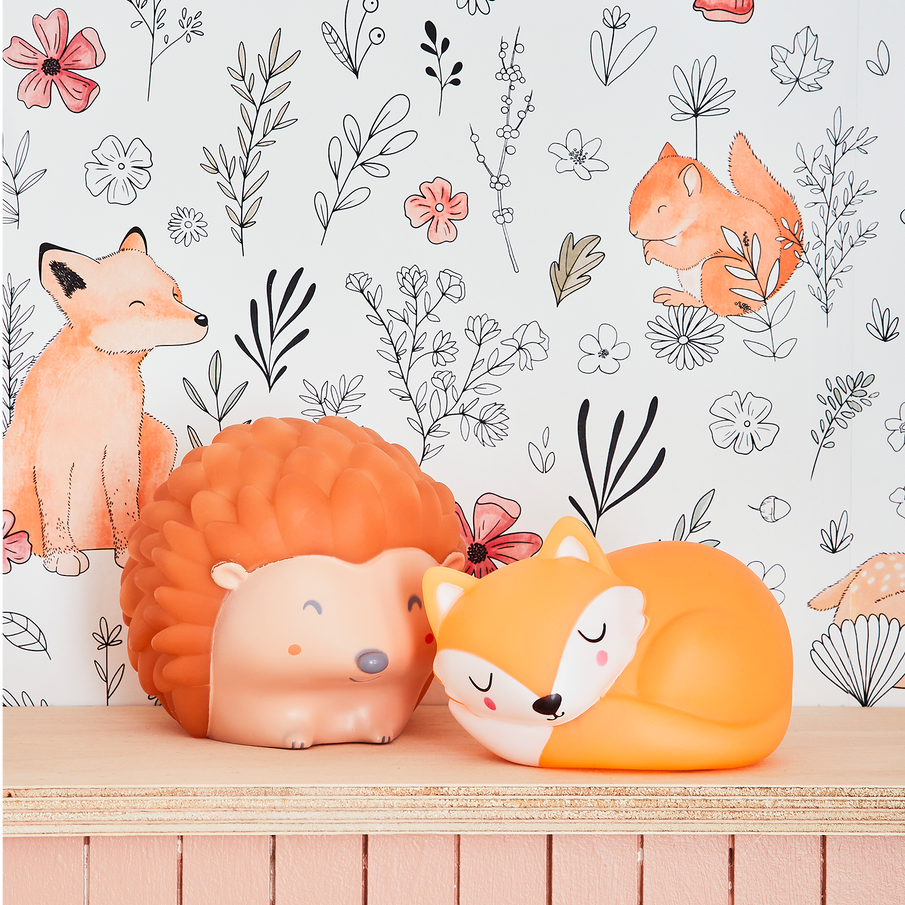 veilleuses enfant hérisson et renard, papier peint motif animaux de la forêt