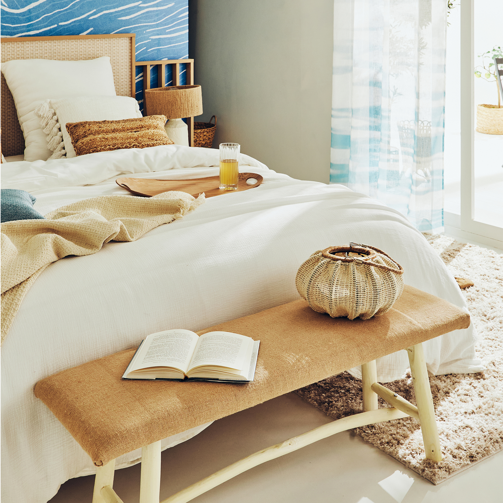 Chambre style bord de mer avec banc et déco en matières naturelles