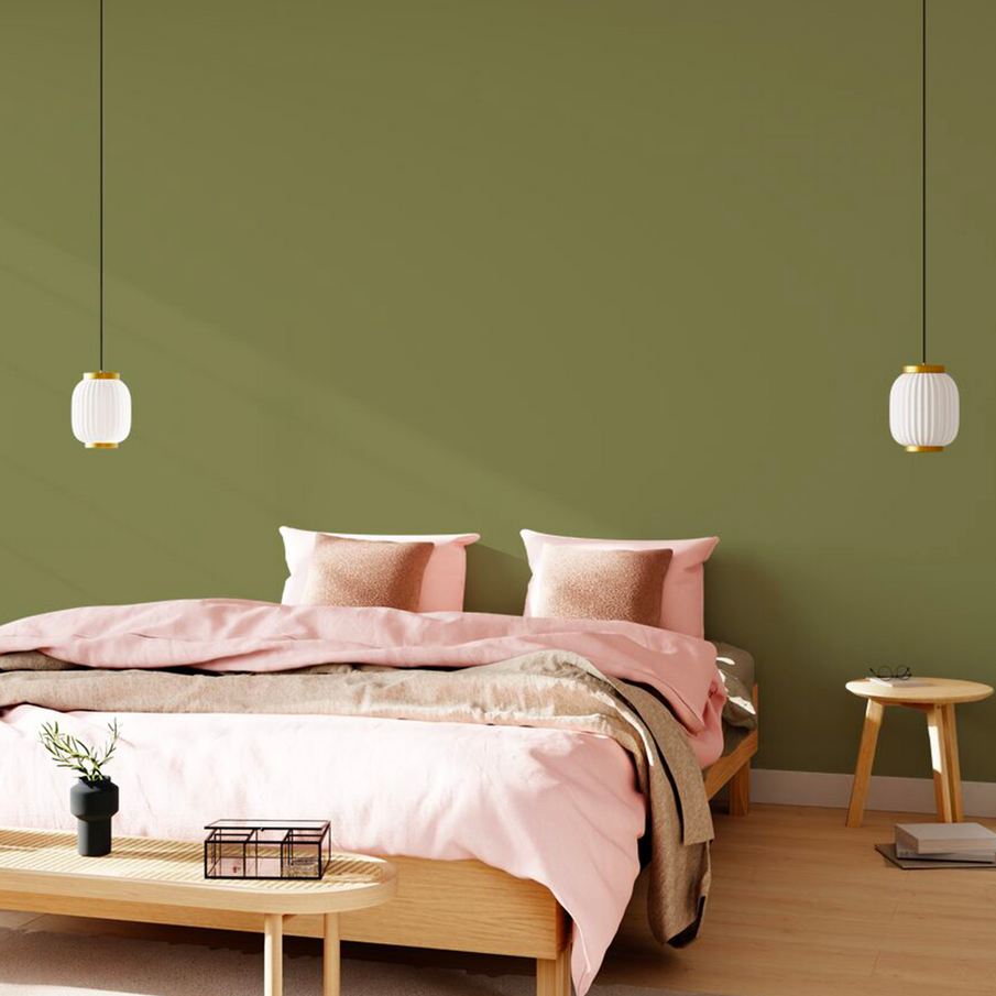 Mur vert olive dans chambre avec des touches de rose