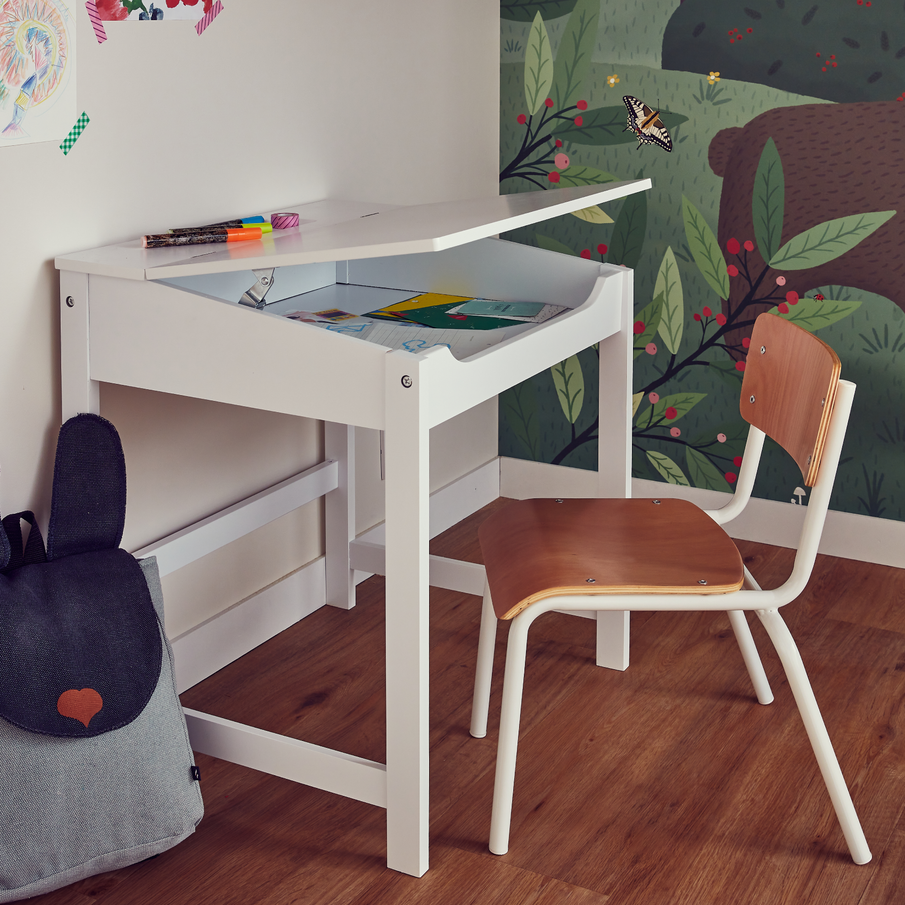 Bureau enfant avec plateau ouvert et chaise d'écolier dans chambre d'enfant