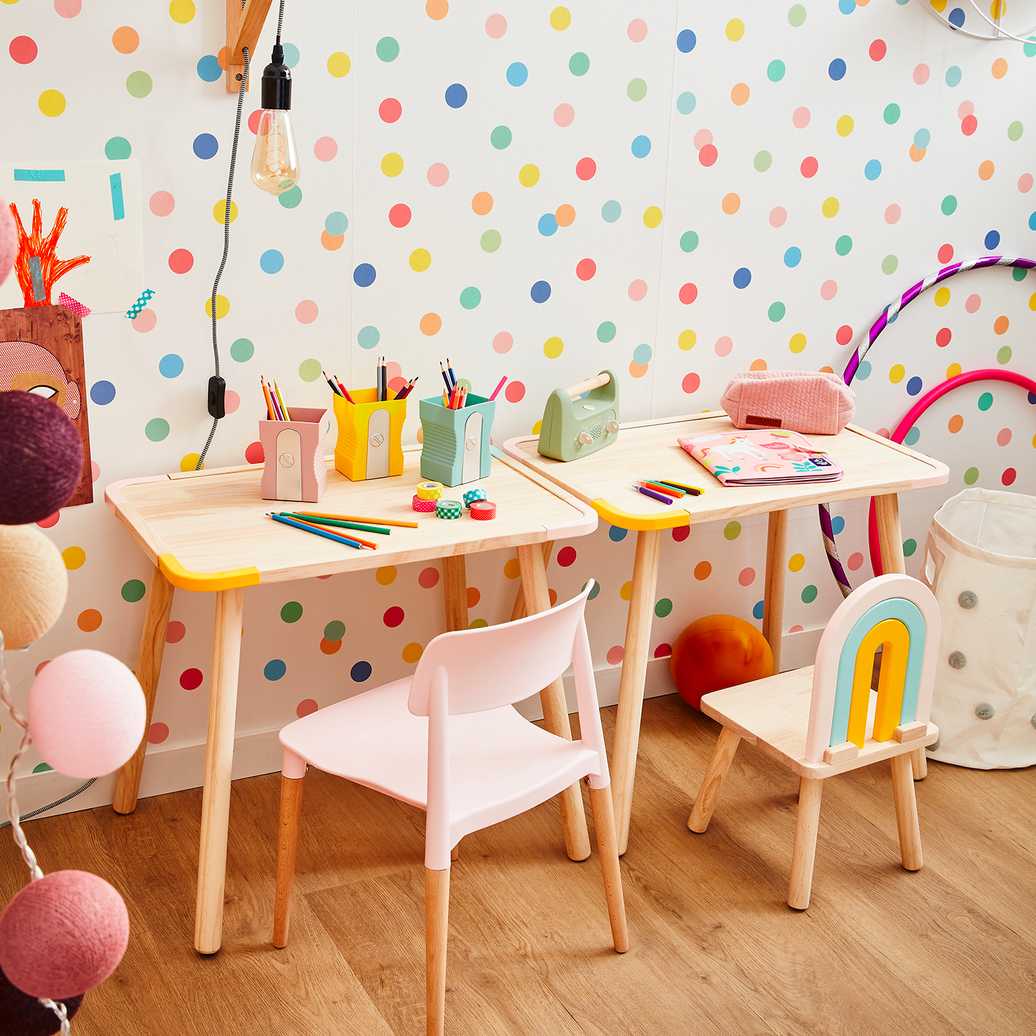 Bureaux enfants avec déco, accessoires colorés et papier peint blanc à points multicolores