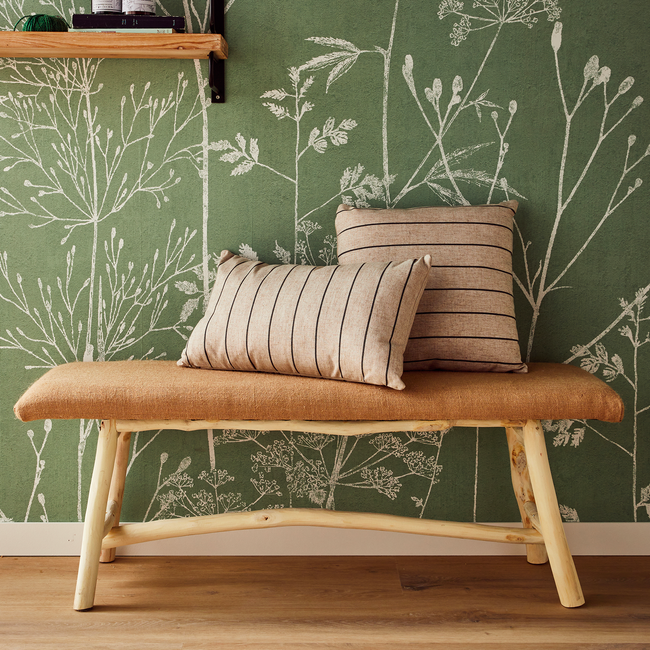 Papier peint vert motif floral, banc en bois et coussins rayés en lin, style maison de campagne