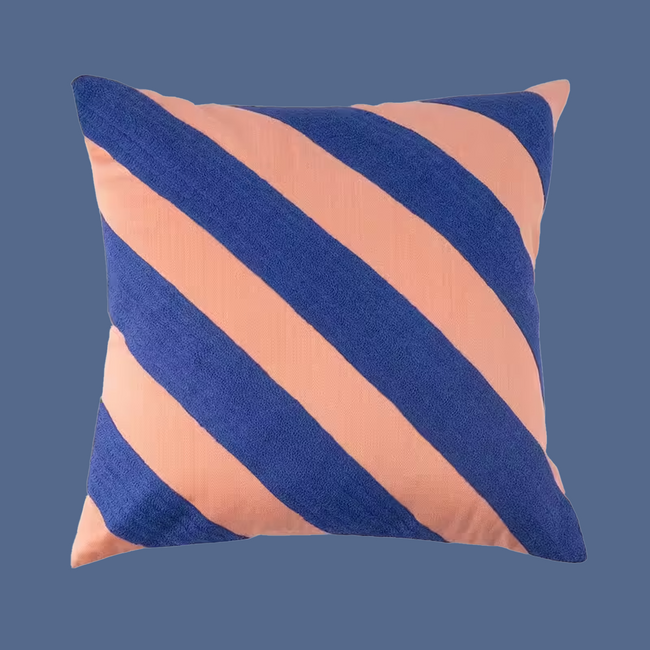 Coussin aux rayures diagonales bleu et rose pêche