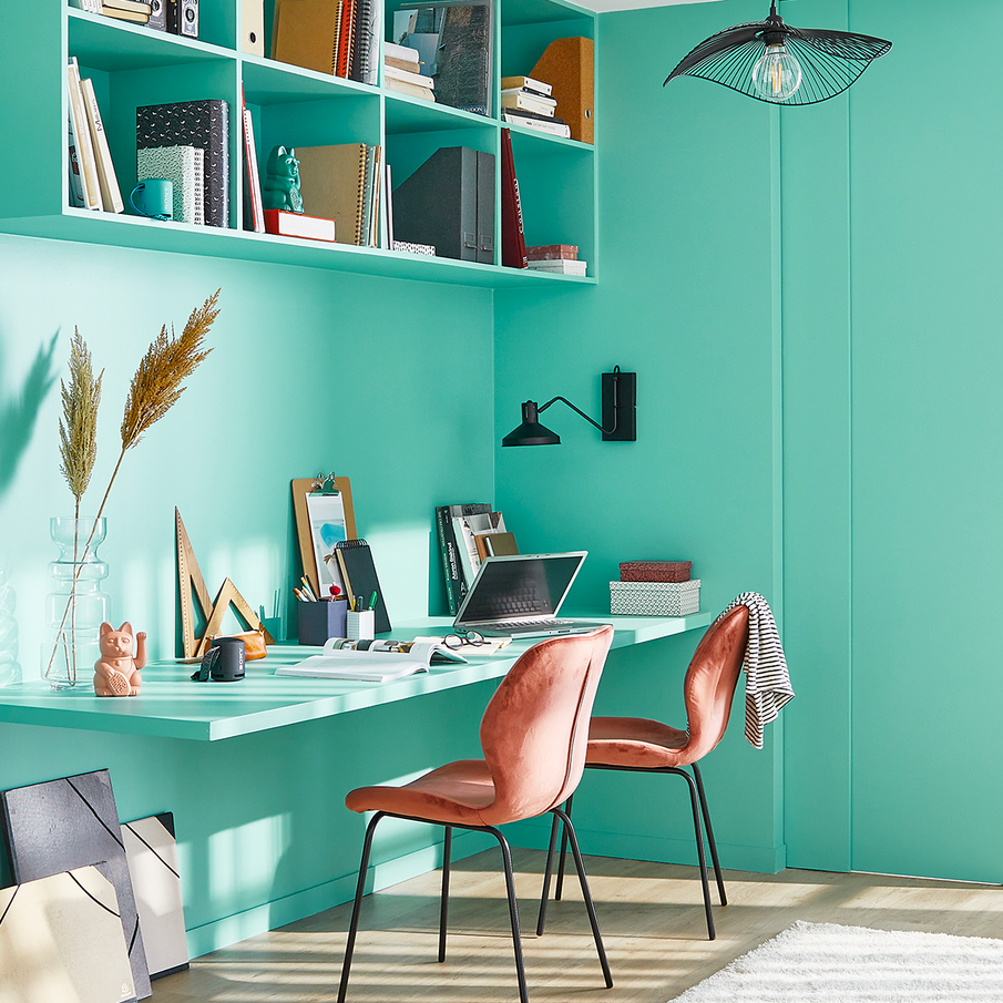 Coin bureau en total-look vert menthe avec des chaises de couleur corail