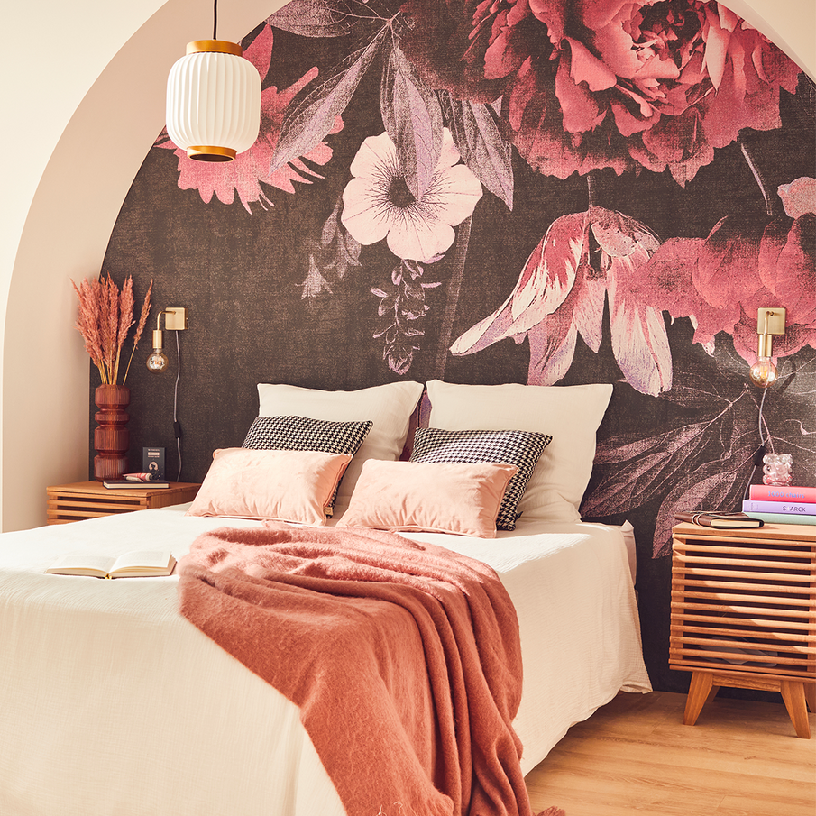 Papier peint noir et rose motif fleurs xxl dans un décor de chambre romantique style boudoir