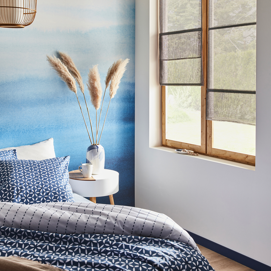 Chambre à coucher zen style japandi avec papier peint peint aquarelle bleue