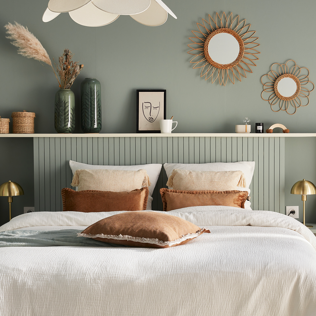 Chambre vert sauge avec déco couleur beige, doré et verte
