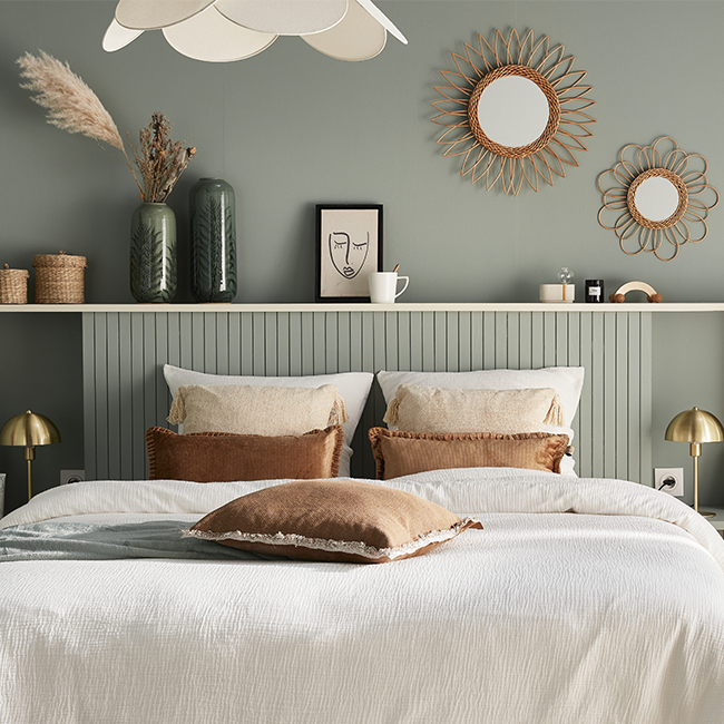 Déco chambre tons vert de gris, beige et blanc, nature