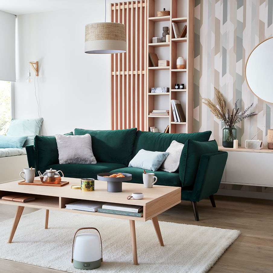 Ambiance salon scandinave, canapé velours vert foncé