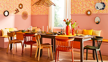 Grande table de salle à manger et chaises, décoration champêtre couleur pêche