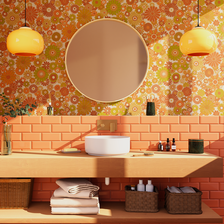 Salle de bain au style rétro années 70 avec carrelage abricot et papier peint à motif floral