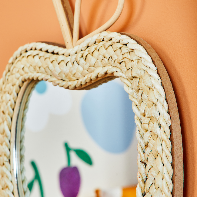 Miroir enfant en forme de pomme, cadre tressé