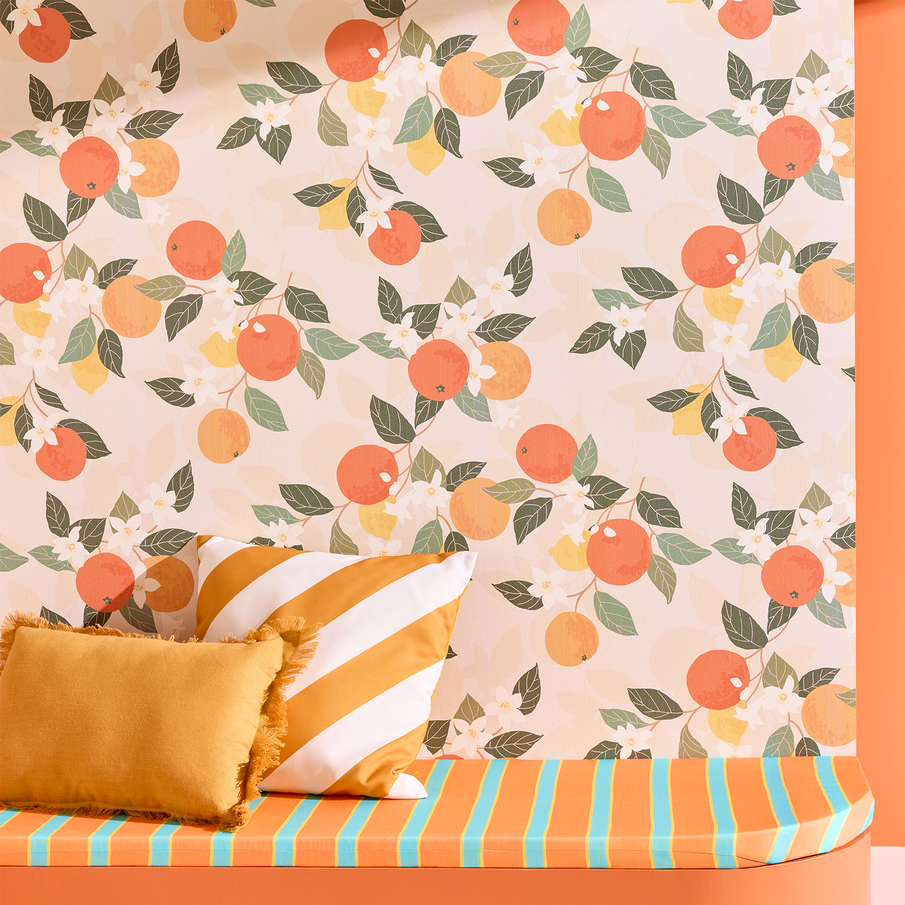 Papier peint à motif orange avec coussins jaunes sur banquette à rayures
