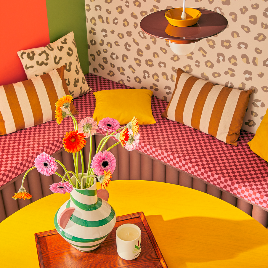 Banquette dans une salle à manger très colorée avec multitudes de motifs