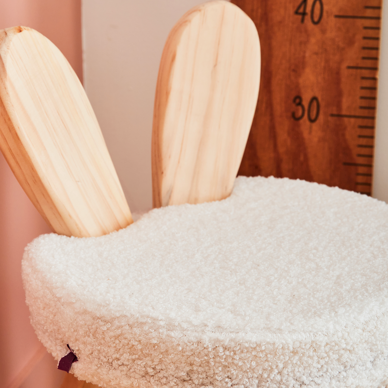 Fauteuil enfant en bouclette blanche avec dossier en forme d'oreilles de lapin