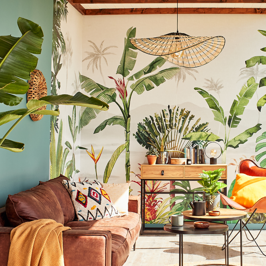 Salon ambiance tropicale avec papier peint WILD WILD COLORS et déco en bois et cuir