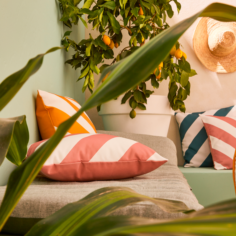 Zoom sur les coussins à rayures sur la banquette extérieure