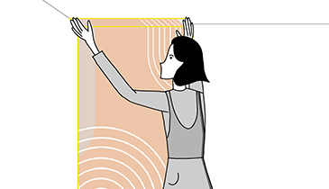 Femme posant un lé de papier peint au mur