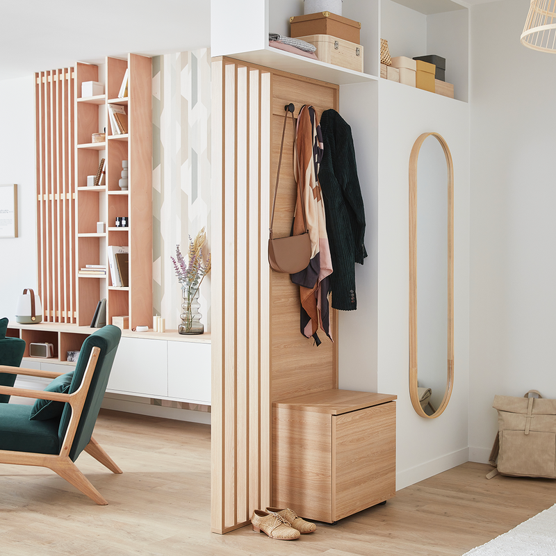 Meuble en bois clair servant de porte manteau dans une entrée
