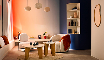 Fauteuils blancs et tables basses, salon couleur bleu nuit, blanc et orangé