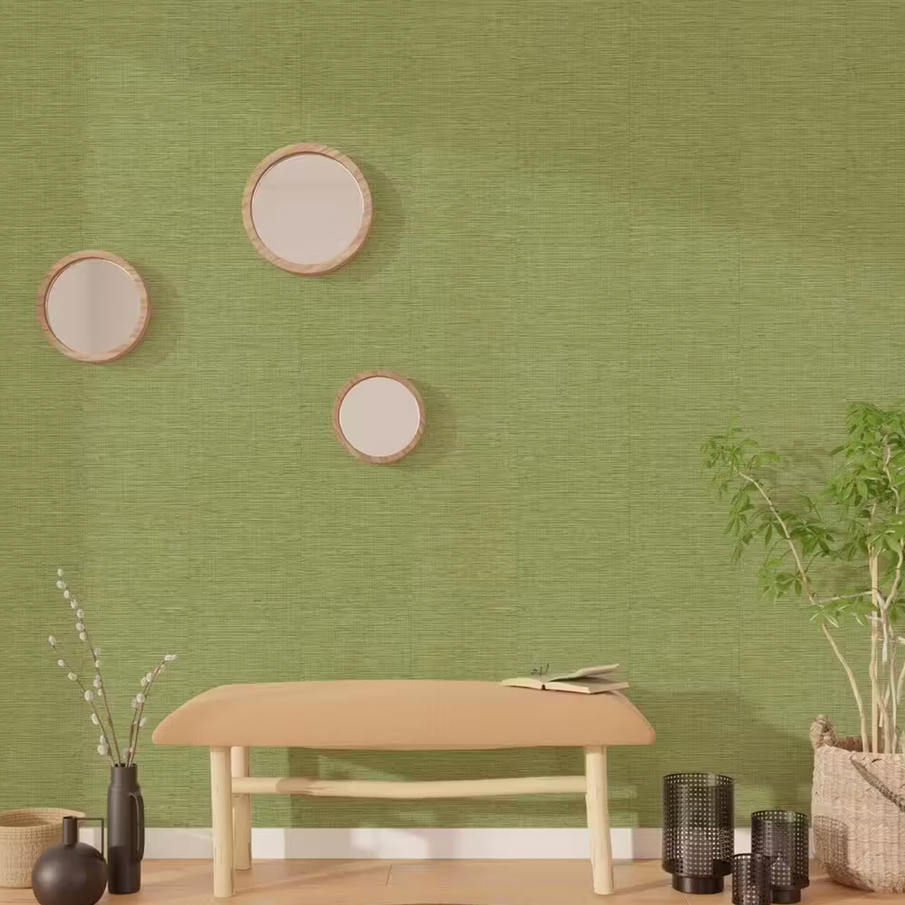 Papier peint texturé vert clair dans couloir avec miroirs, banquette et déco en matières naturelles