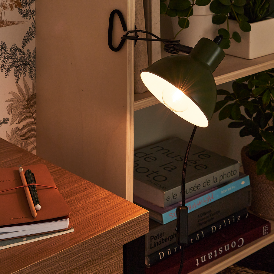 Lampe de bureau pince allumée