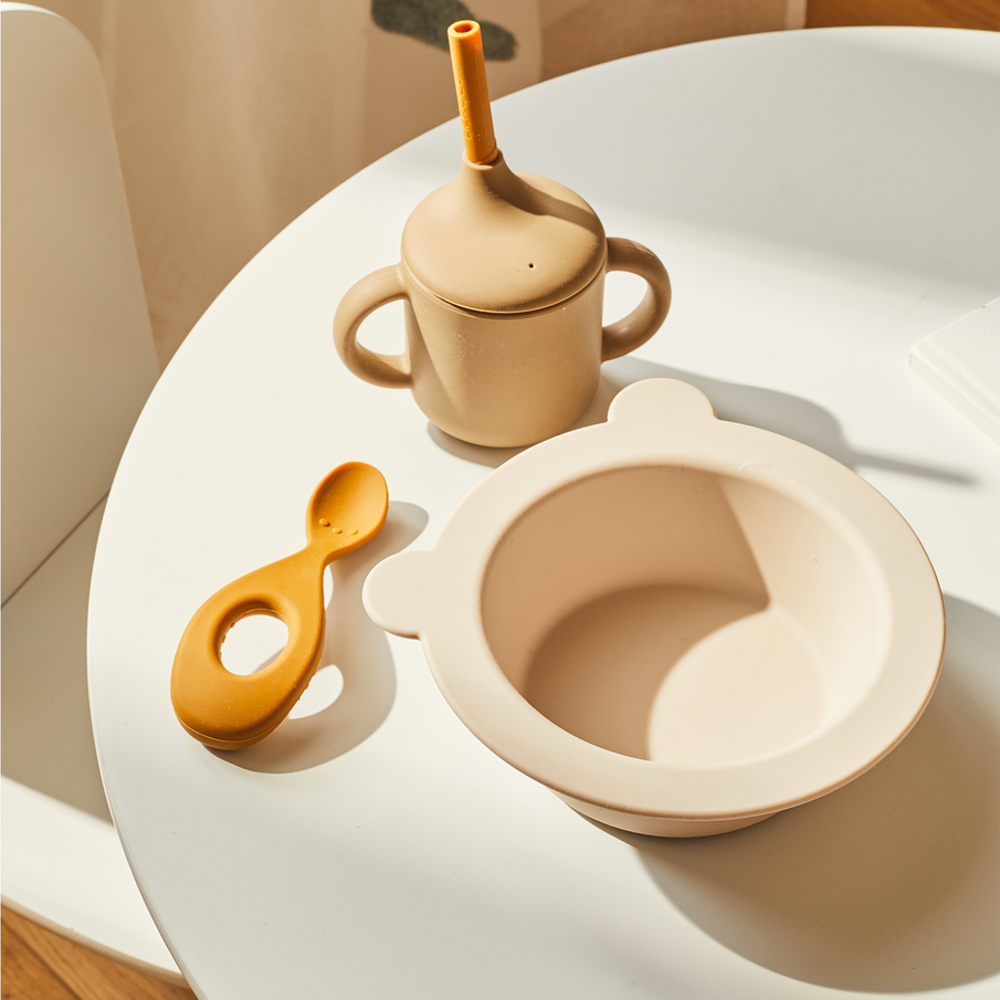 Set repas KALI BEBE de la marque Liewood sur table ronde blanche