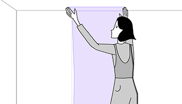 Dessin de femme posant un lé de papier peint au mur