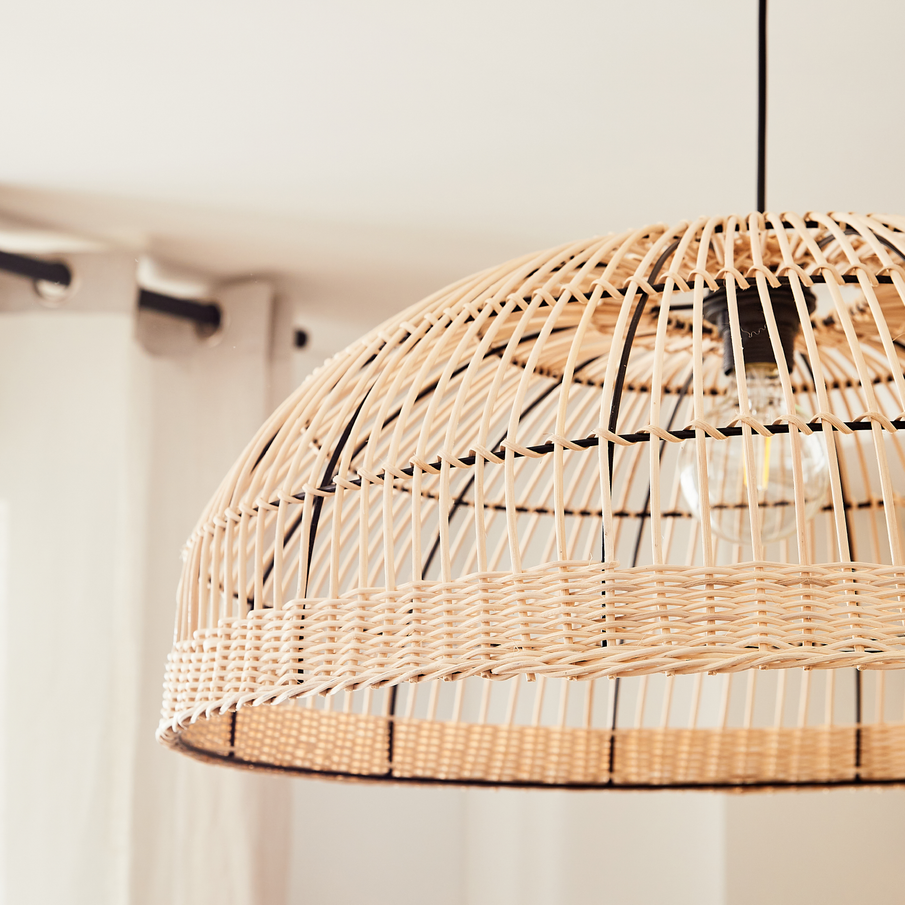 Photo plan serré d'un abat-jour en osier tressé