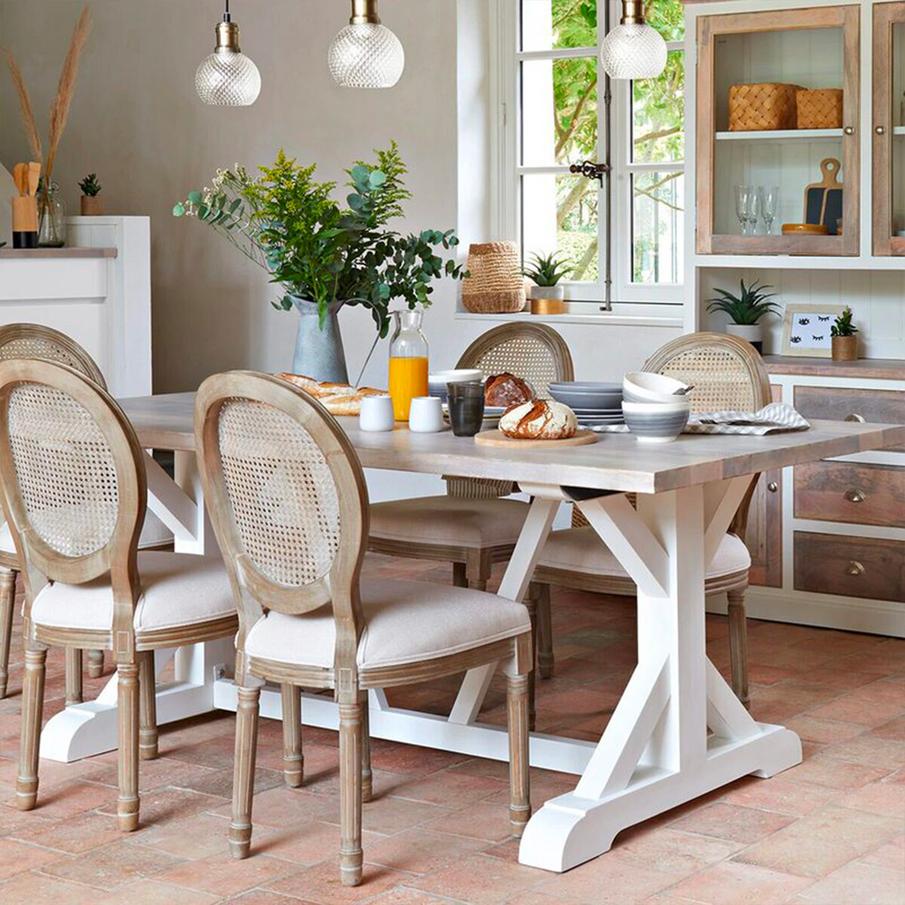 cuisine style maison de campagne, table et chaises en bois
