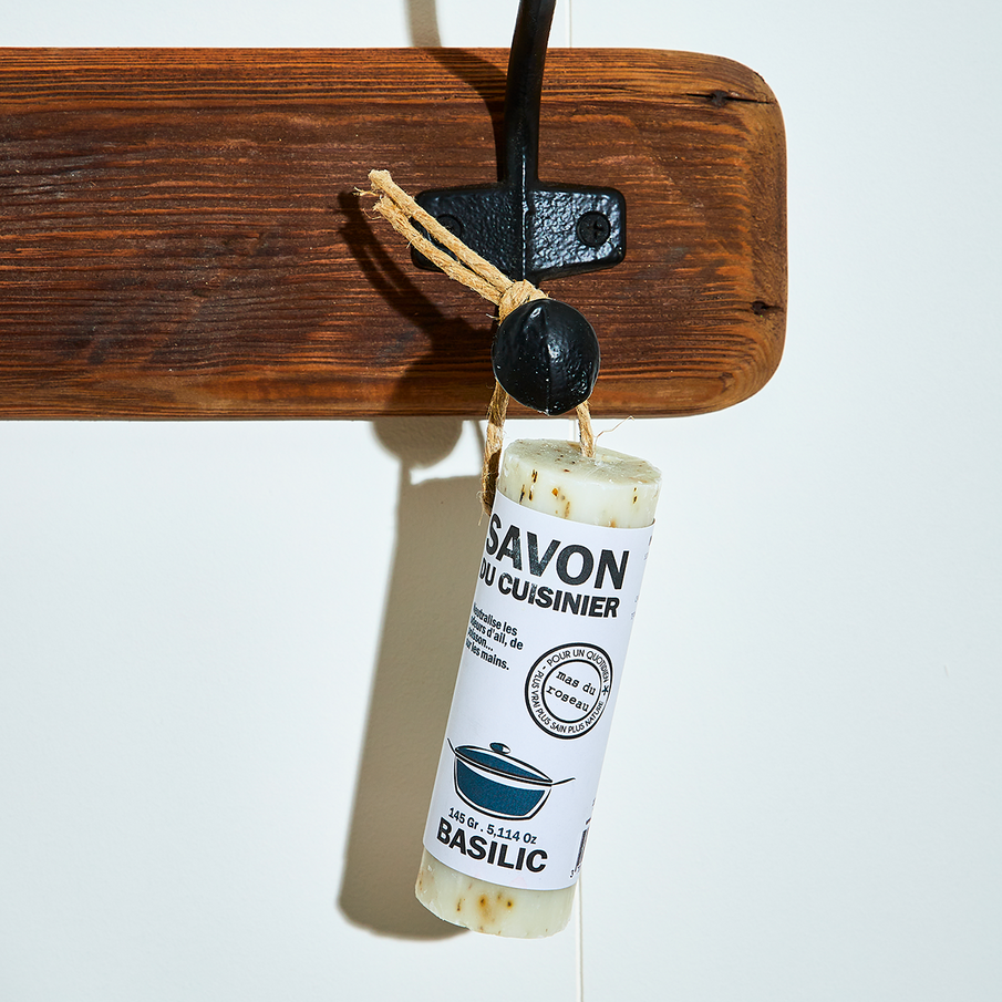 Stick savon du cuisinier au basilic suspendu à un crochet