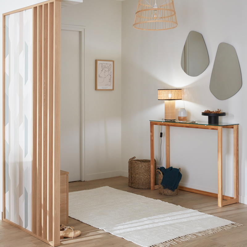 Entrée aux murs blancs avec une console et des miroirs et un tapis blanc au sol