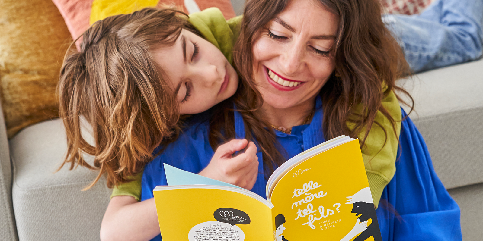 Une femme et un garçon lisant le livre Telle mère tel fils de la marque Minus éditions