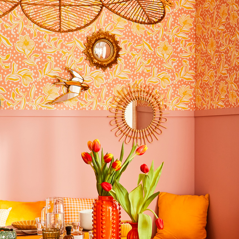 Miroirs dépareillés, en forme d'oiseau et de soleil, sur papier peint floral et peinture rose