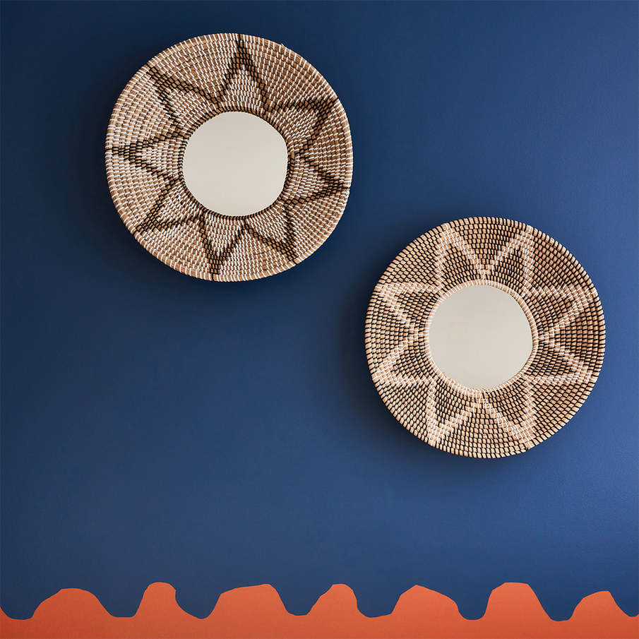 Deux miroirs ronds cadre en cordage accrochés à un mur bleu nuit