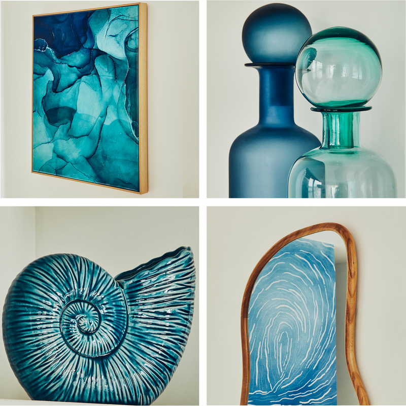 Tableau abstrait bleu, flacons en verre bleu, miroir en bois et vase escargot bleu