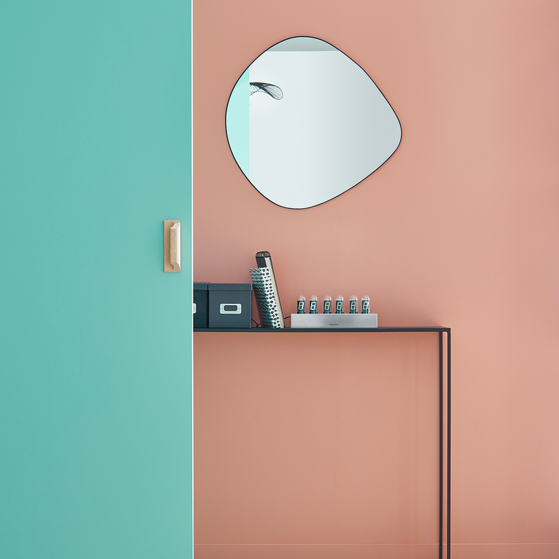 Mur peint en rose clair et vert mint avec déco épurée et métallique couleur noire