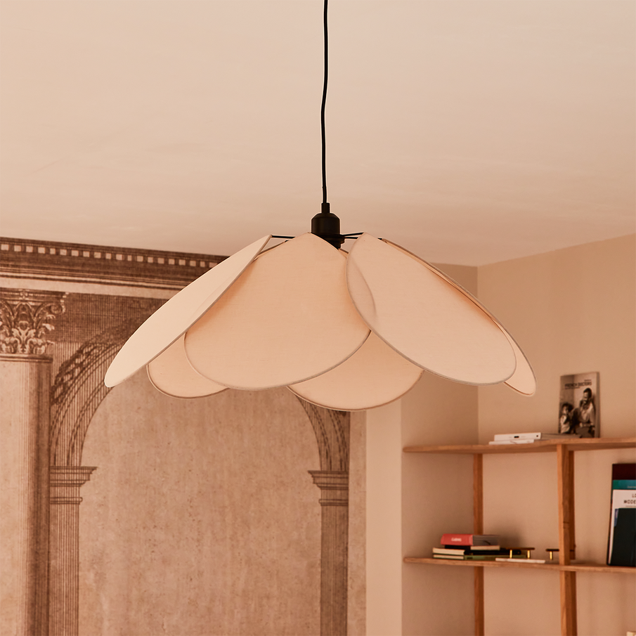 Zoom sur une suspension beige en forme de pétales