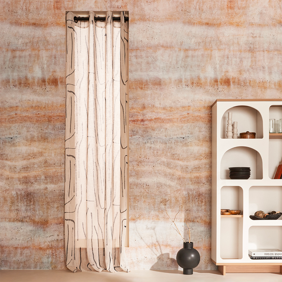 Papier peint panoramique couleurs terreuses effet pierre sédiments dans un salon