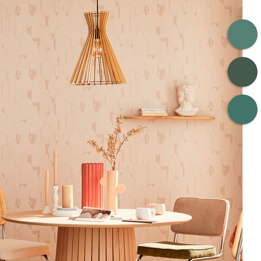 Papier peint beige motif jarres dans salle à manger, avec pastilles couleurs dans les tons verts