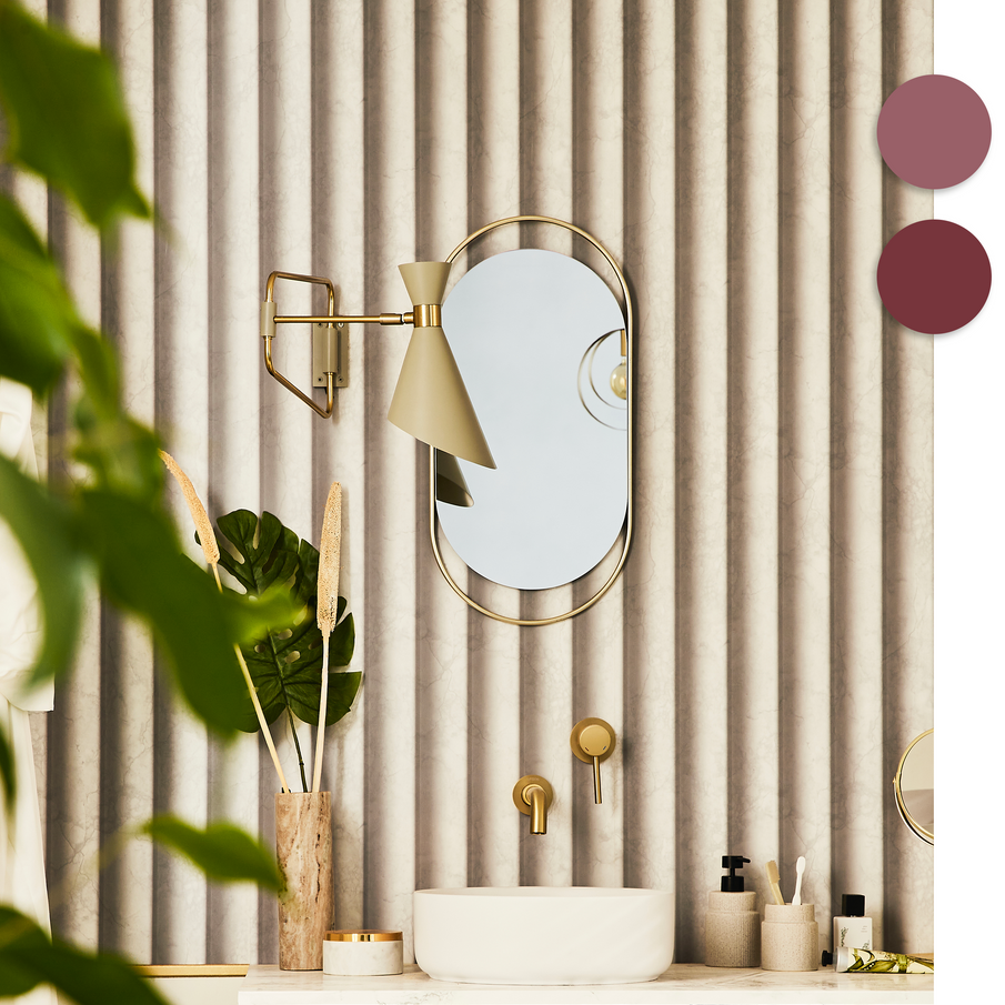 Papier peint effet marbre en relief dans salle de bain, avec déco dorée et peinture rouge