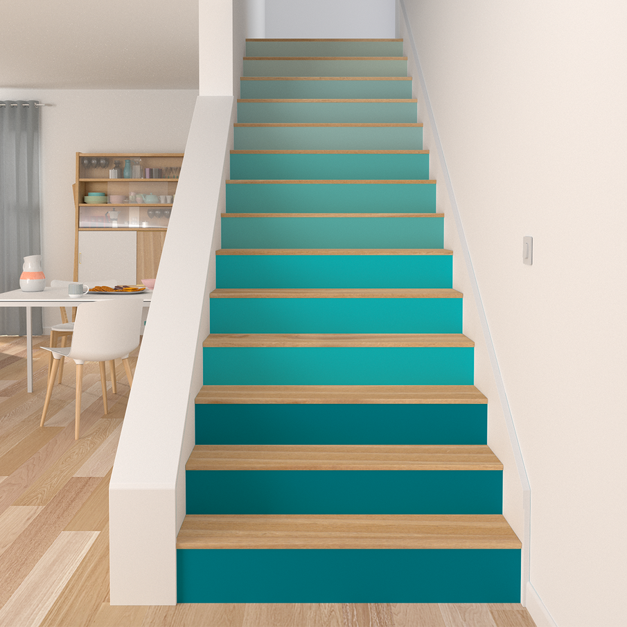 Escalier dont les contremarches sont en dégradés de bleu